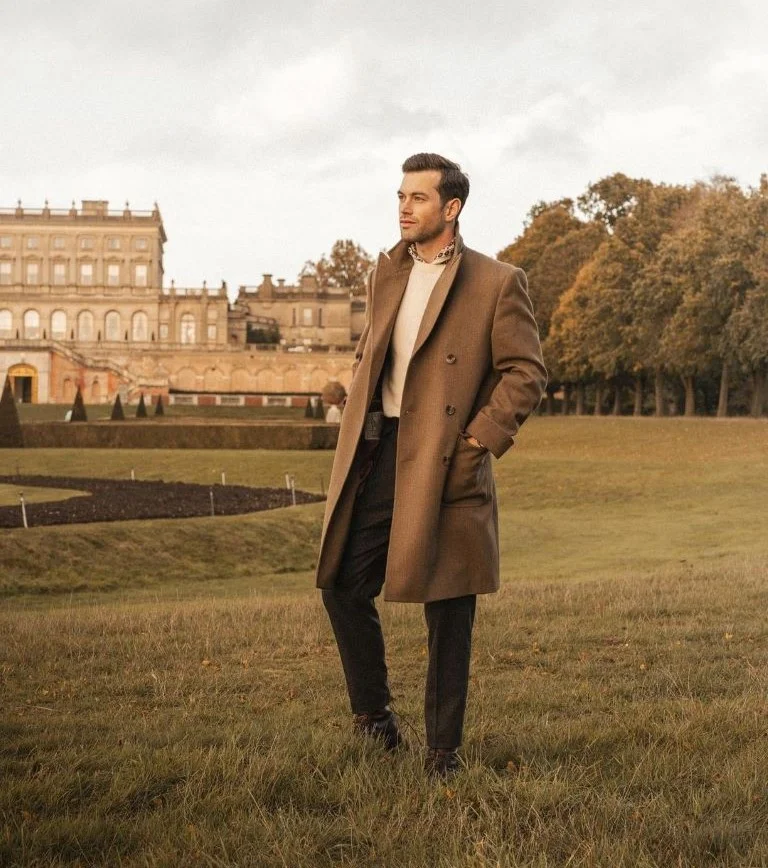 OLD-MONEY-STYLE-MEN-JACKETS-Ali-Gordon-in-a-Beige-Overcoat Le style old money, la nouvelle tendance de 2024